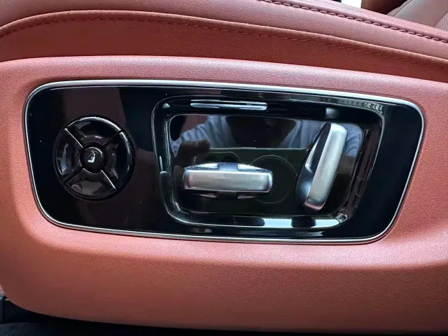Li Auto L8 — Фото автомобиля 13