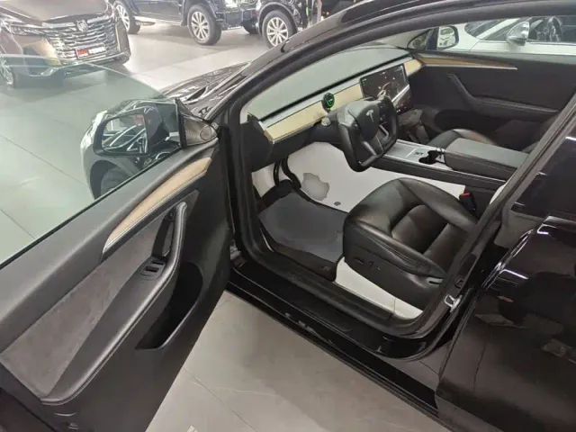 Tesla Model Y — Фото автомобиля 15