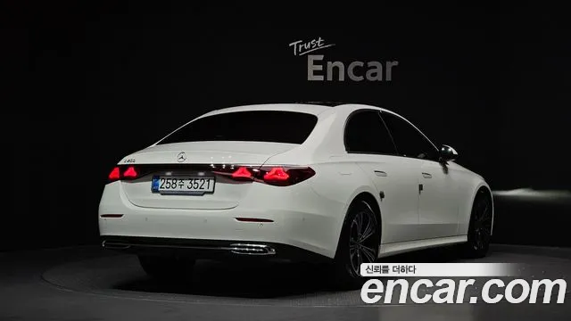 Mercedes-Benz E-Class — Фото автомобиля 2