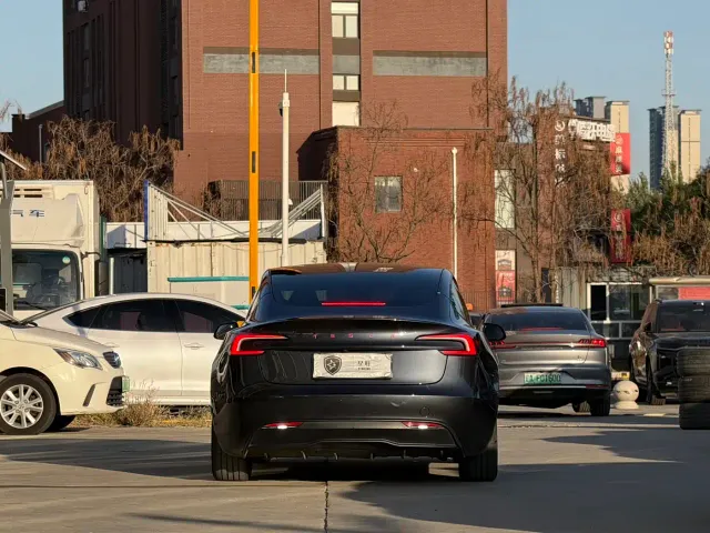 Tesla Model 3 — Фото автомобиля 6
