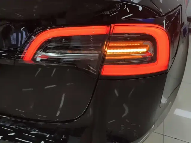 Tesla Model 3 — Фото автомобиля 7