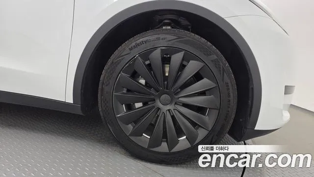 Tesla Model Y — Фото автомобиля 6