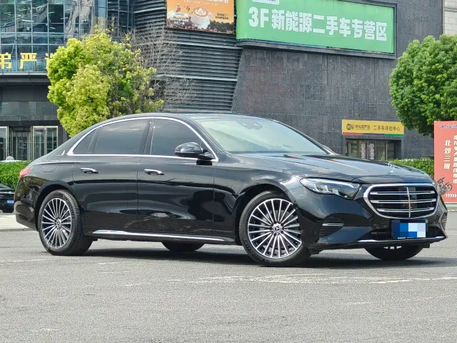Mercedes-Benz E-Class — Фото автомобиля 3