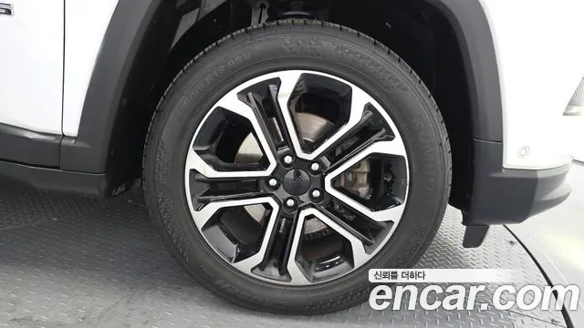 Jeep Compass Compass 2 поколение 2.4 Limited 2WD — Фото автомобиля 3
