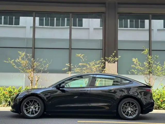 Tesla Model 3 — Фото автомобиля 3