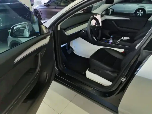 Tesla Model Y — Фото автомобиля 15