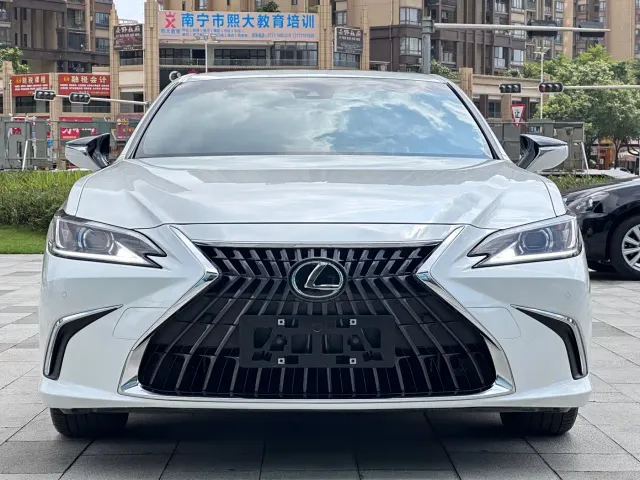Lexus ES — Фото автомобиля 2