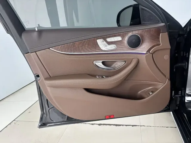 Mercedes-Benz E-Class — Фото автомобиля 8