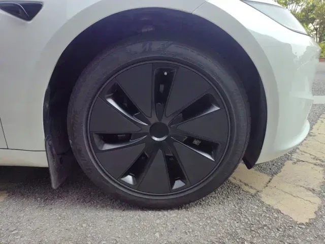Tesla Model 3 — Фото автомобиля 25