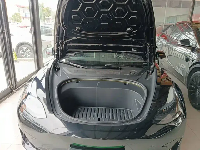 Tesla Model 3 — Фото автомобиля 19