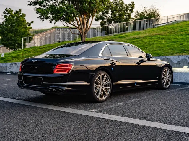 Bentley Flying Spur — Фото автомобиля 14