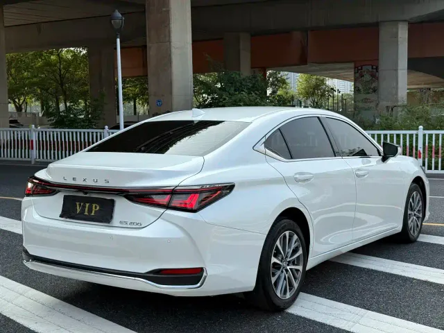 Lexus ES — Фото автомобиля 12