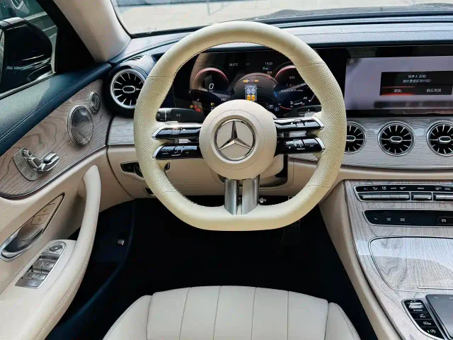 Mercedes-Benz E-Class — Фото автомобиля 12