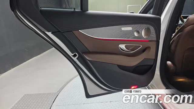 Mercedes-Benz E-Class — Фото автомобиля 14
