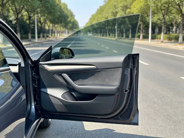 Tesla Model 3 — Фото автомобиля 8