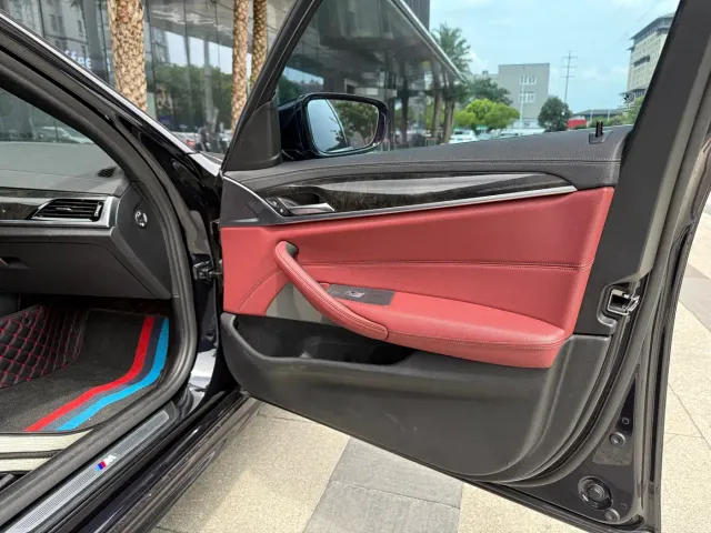 BMW 5 Series — Фото автомобиля 12