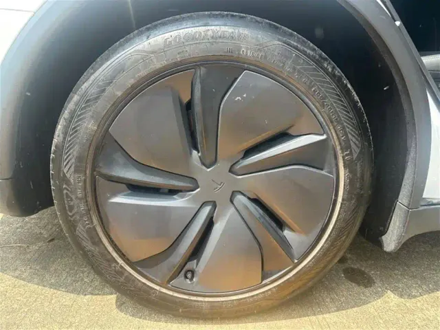 Tesla Model Y — Фото автомобиля 8