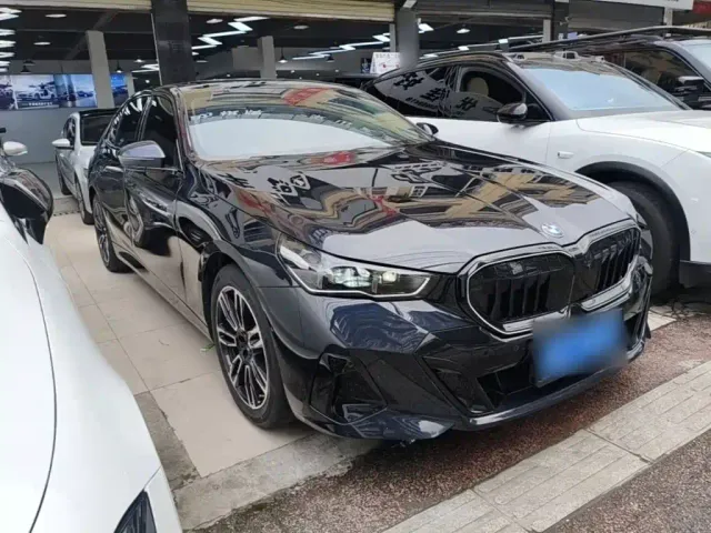 BMW 5 Series — Фото автомобиля 3