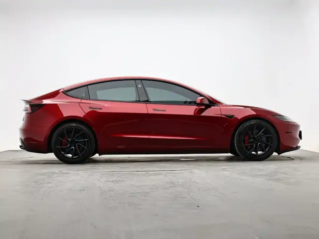 Tesla Model 3 — Фото автомобиля 6