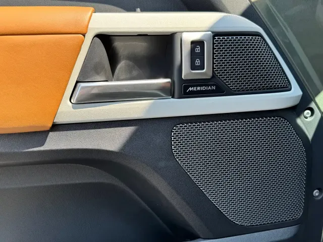 Land Rover Defender — Фото автомобиля 13