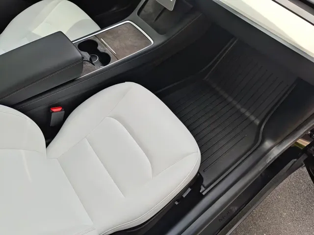 Tesla Model Y — Фото автомобиля 26