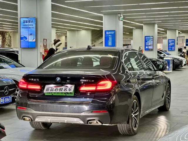 BMW 5 Series — Фото автомобиля 12