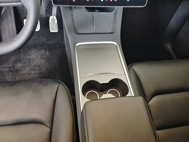 Tesla Model Y — Фото автомобиля 13