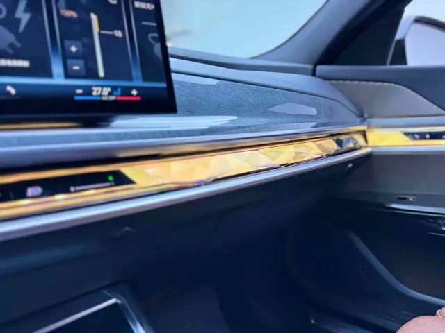 BMW i7 — Фото автомобиля 12