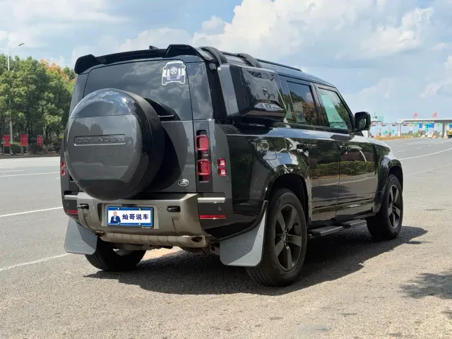Land Rover Defender — Фото автомобиля 9