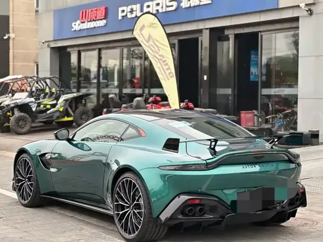 Aston Martin V8 Vantage — Фото автомобиля 6