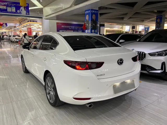 Mazda Axela — Фото автомобиля 4