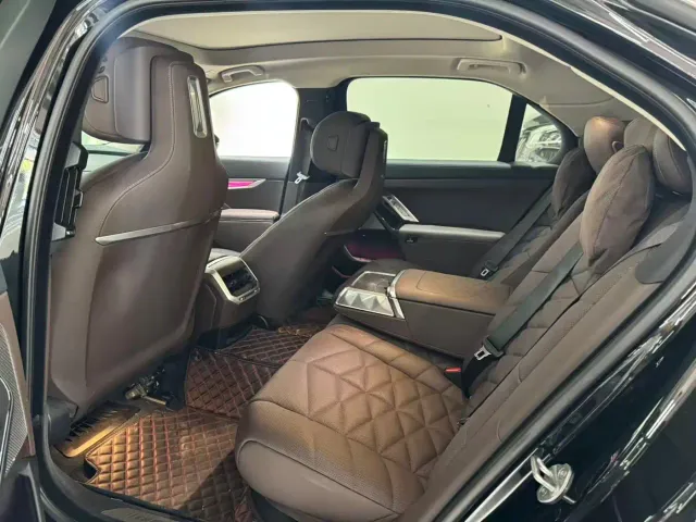BMW 7 Series — Фото автомобиля 11