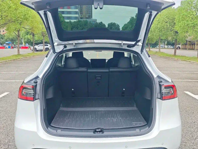Tesla Model Y — Фото автомобиля 12