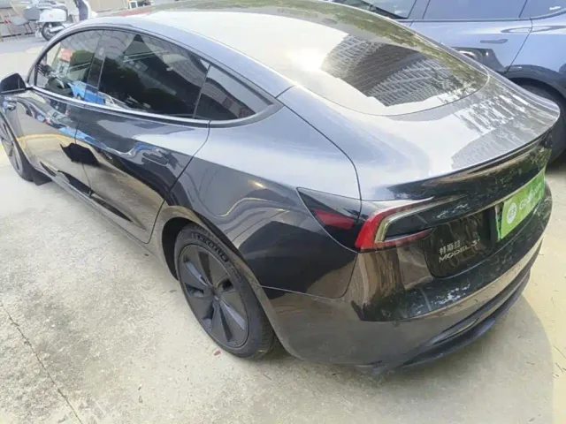 Tesla Model 3 — Фото автомобиля 4