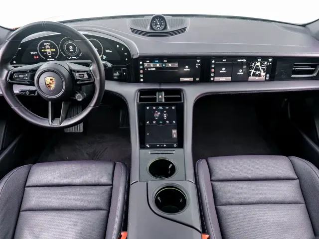Porsche Taycan — Фото автомобиля 23
