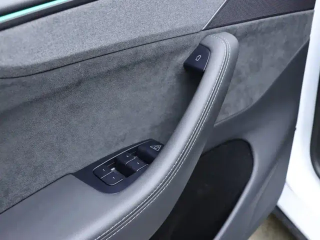 Tesla Model Y L — Фото автомобиля 9