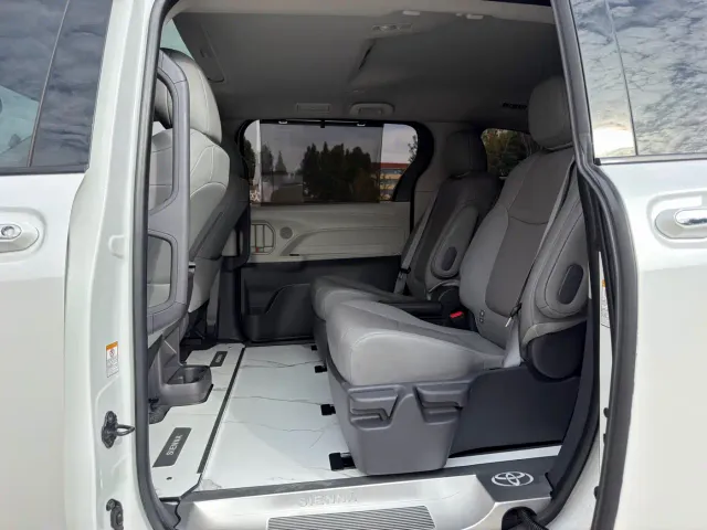 Toyota Sienna — Фото автомобиля 5