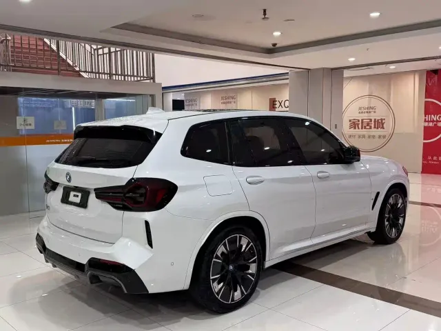 BMW iX3 — Фото автомобиля 9