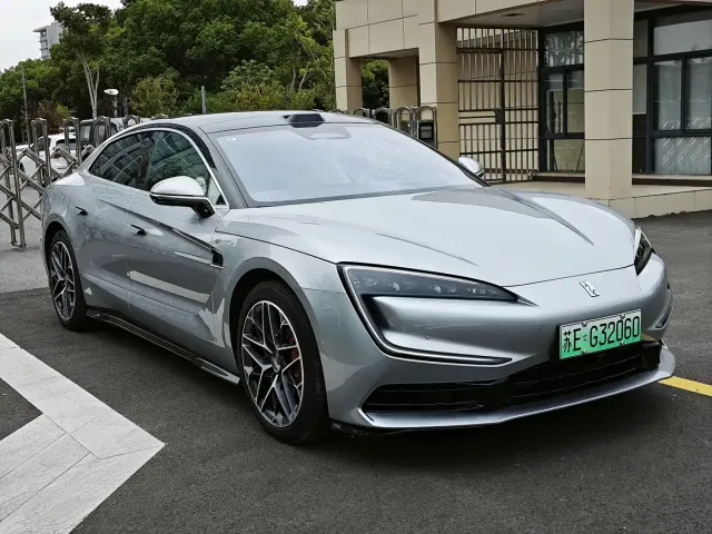 Yangwang Yangwang U7 2025 Model PHEV 4-Seat Flagship — Фото автомобиля 3