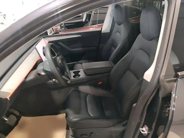 Tesla Model Y — Фото автомобиля 14