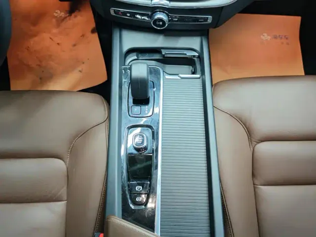 Volvo XC60 — Фото автомобиля 16