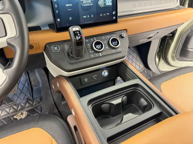 Land Rover Defender — Фото автомобиля 9