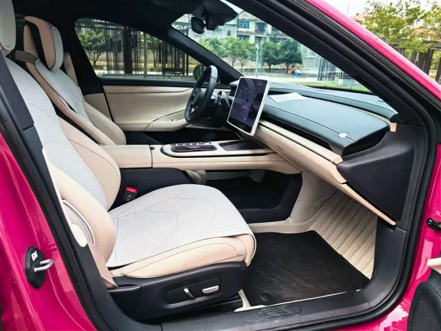 Xiaomi SU7 — Фото автомобиля 13