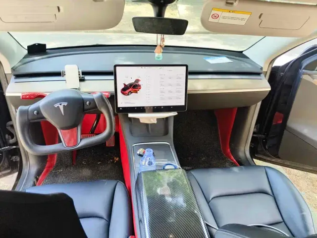 Tesla Model Y — Фото автомобиля 12