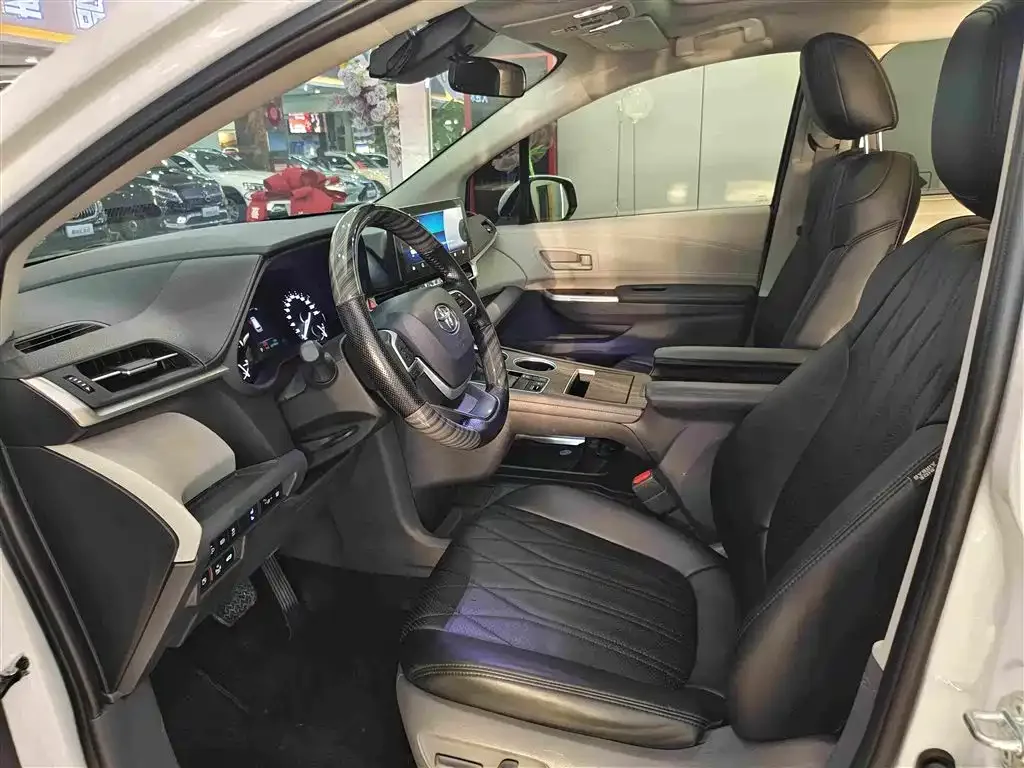 Toyota Toyota Sienna 2023 2.5L Hybrid Comfort Edition — Фото автомобиля 4