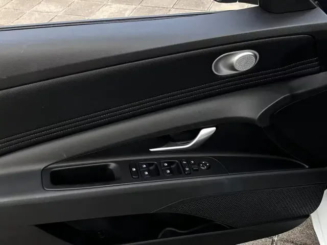 Hyundai Elantra 2022 1.5L CVT LUX Premium Edition — Фото автомобиля 9