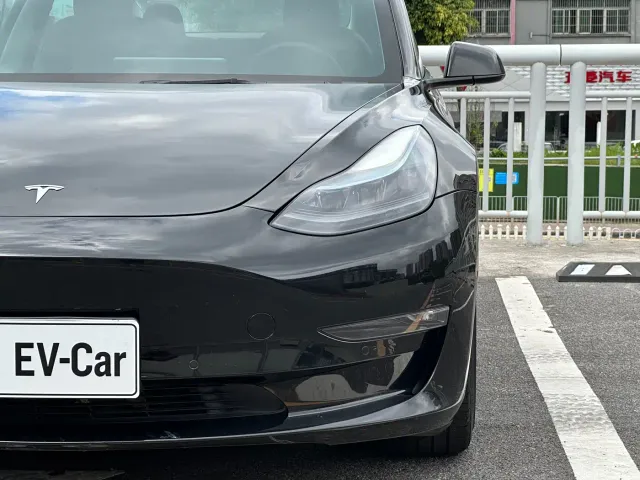 Tesla Model 3 — Фото автомобиля 4