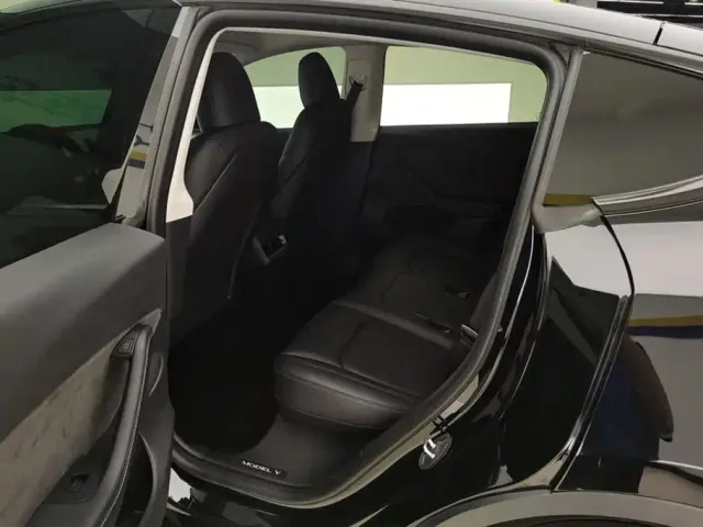 Tesla Model Y — Фото автомобиля 11