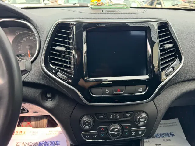 Jeep Cherokee — Фото автомобиля 7
