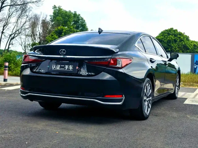 Lexus ES — Фото автомобиля 7